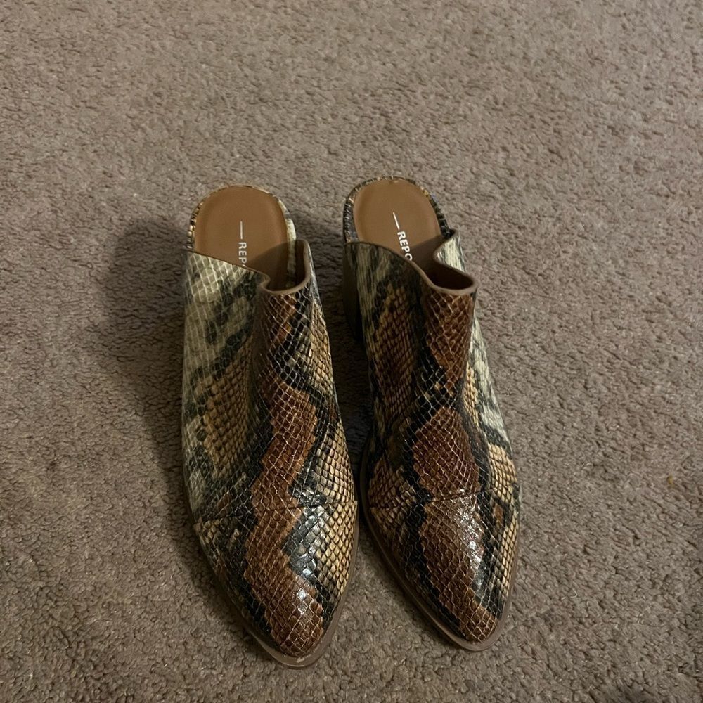 Report slip on heeled shoes 6.5